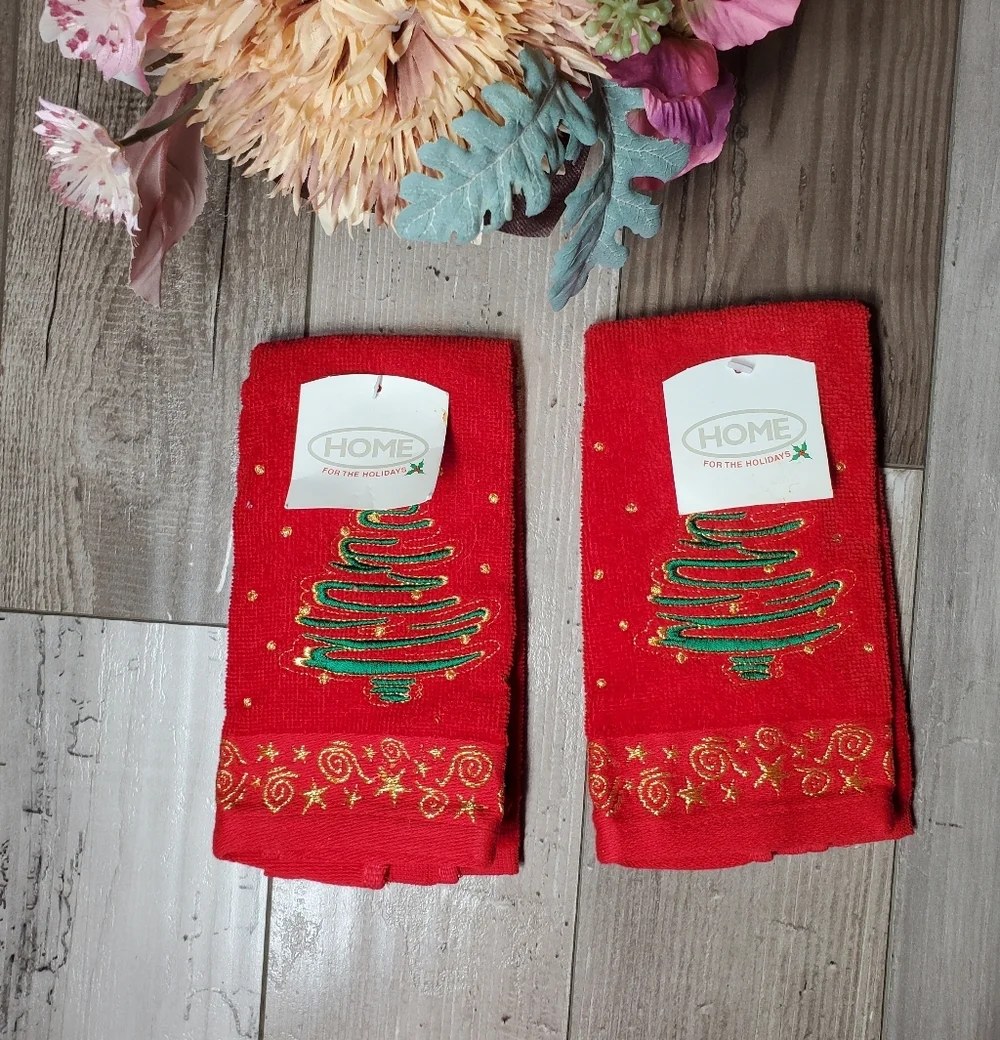 NWT HOME for the Holidays 2pc Christmas Tree Fingertip Towel Bundle Red Green